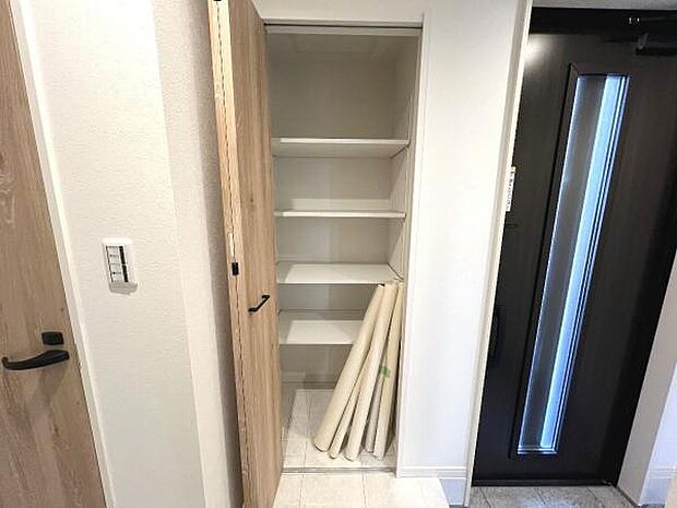 中の物を確認しやすく、取り出しやすい収納スペース。お部屋を広々とお使いいただけます。