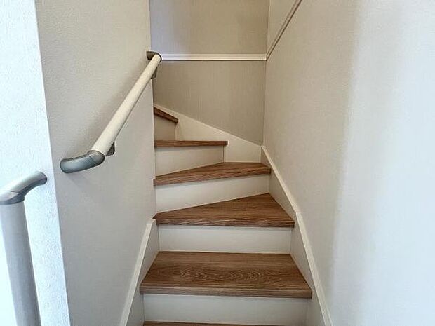 手すり付き階段です。