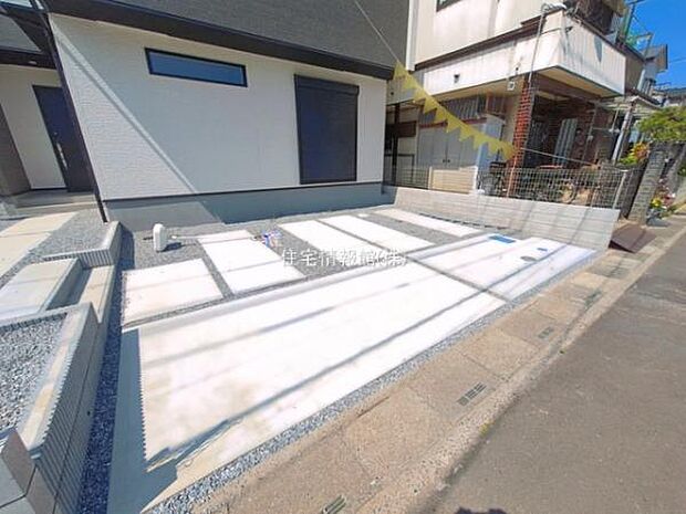 前面道路を含めた現地写真です。