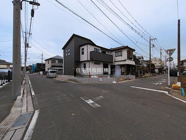 前面道路を含めた現地写真です。