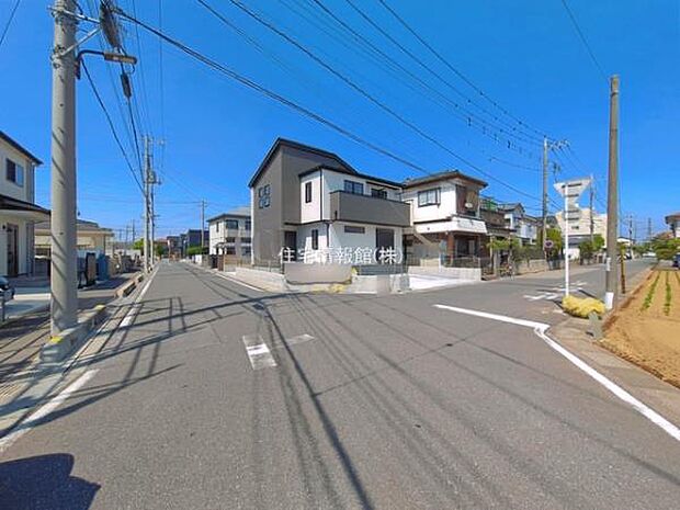 前面道路を含めた現地写真です。