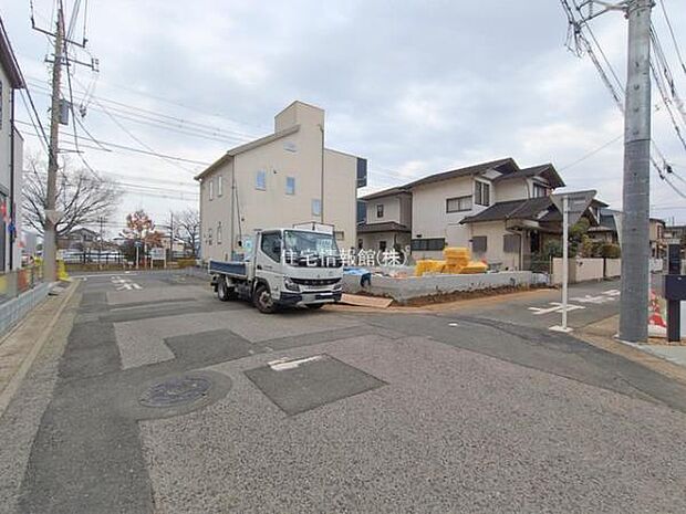 前面道路を含めた現地写真です。