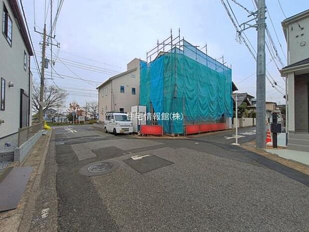 前面道路を含めた現地写真です。