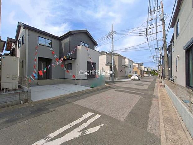 前面道路を含めた現地写真です。