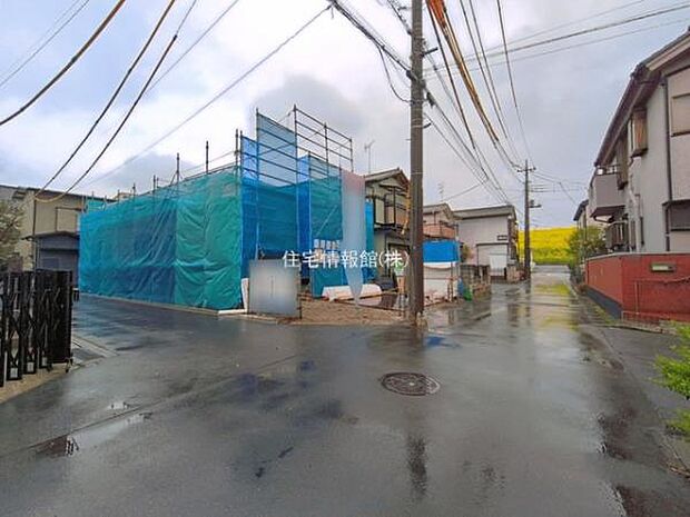 前面道路を含めた現地写真です。