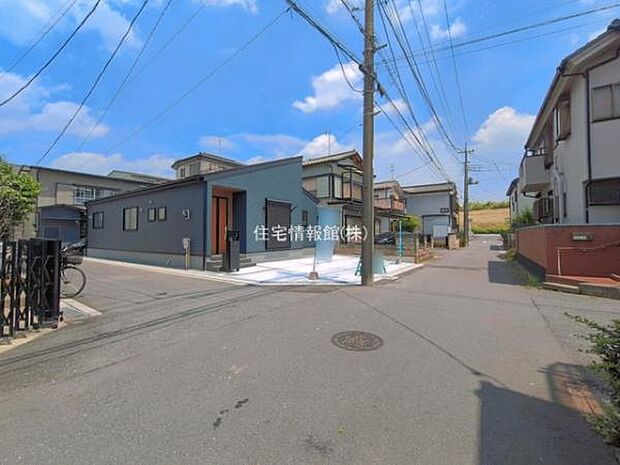 前面道路を含めた現地写真です。