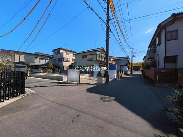 前面道路を含めた現地写真です。