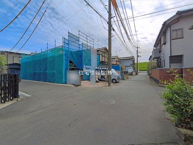 前面道路を含めた現地写真です。
