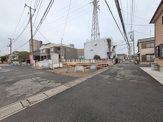 前面道路を含めた現地写真です。