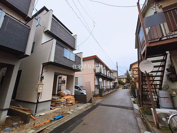 前面道路を含めた現地写真です。