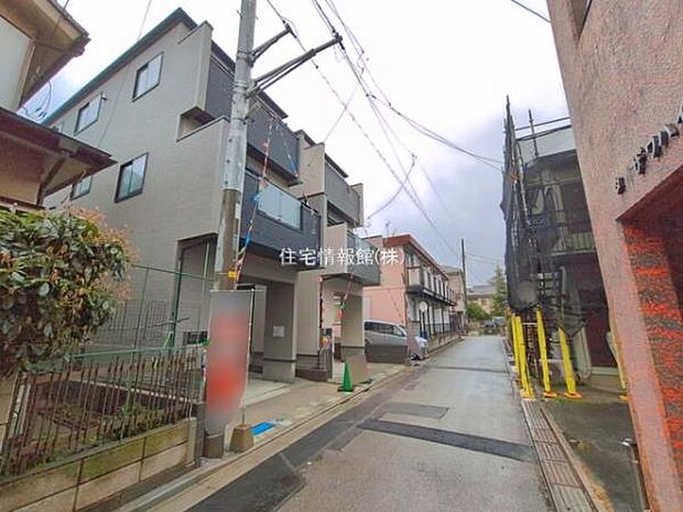 前面道路を含めた現地写真です。