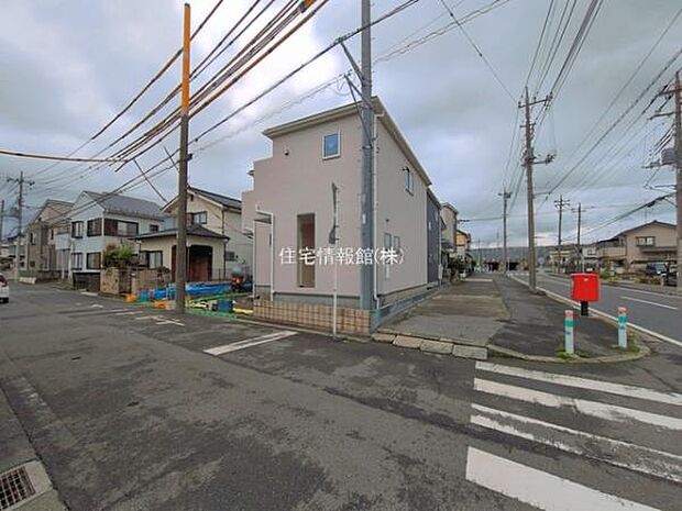 前面道路を含めた現地写真です。