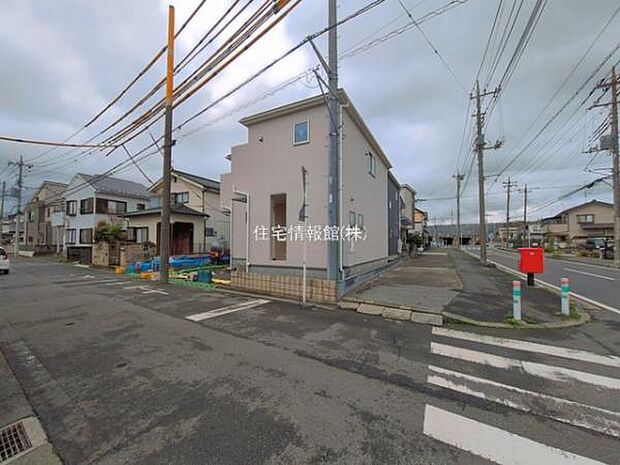 前面道路を含めた現地写真です。