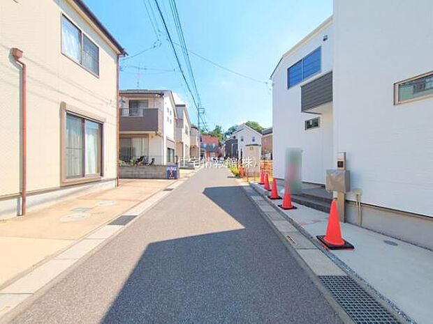 前面道路を含めた現地写真です。