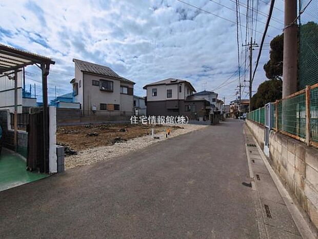 前面道路を含めた現地写真です。
