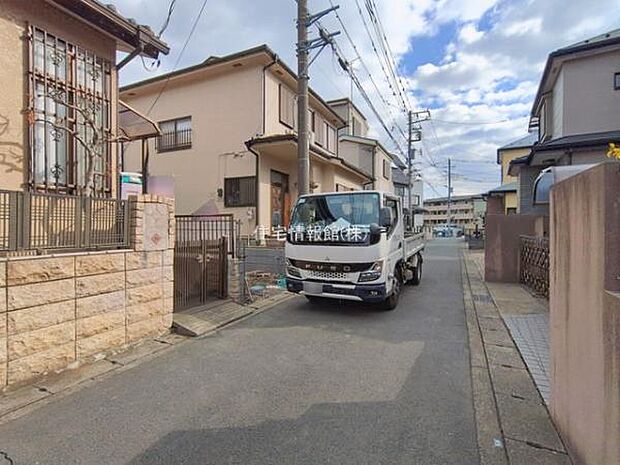 前面道路を含めた現地写真です。