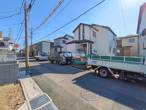 前面道路を含めた現地写真です。