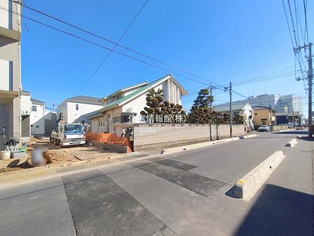 前面道路を含めた現地写真です。