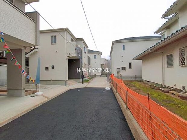 前面道路を含めた現地写真です。
