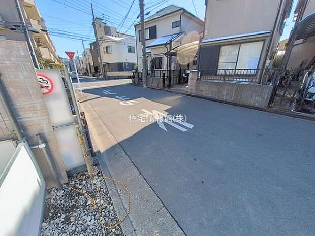 前面道路を含めた現地写真です。