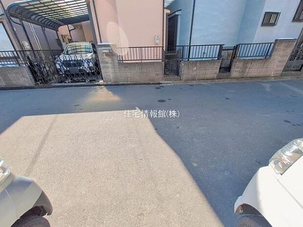 前面道路を含めた現地写真です。