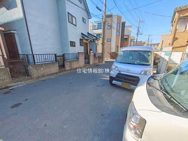 前面道路を含めた現地写真です。