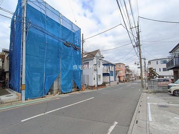 前面道路を含めた現地写真です。