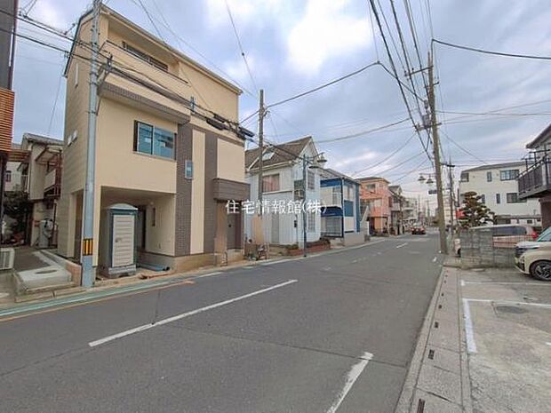 前面道路を含めた現地写真です。