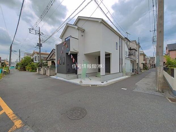 前面道路を含めた現地写真です。