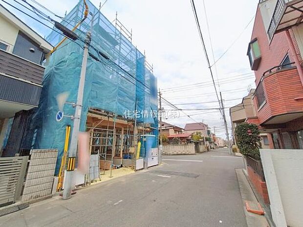 前面道路を含めた現地写真です。