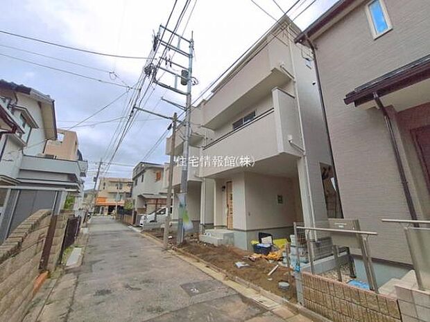 前面道路を含めた現地写真です。