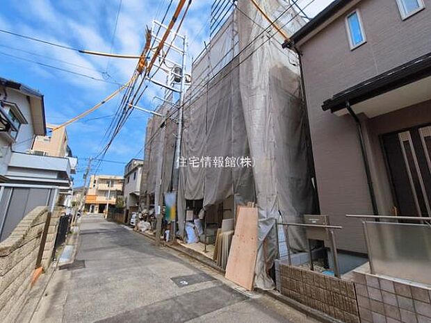 前面道路を含めた現地写真です。