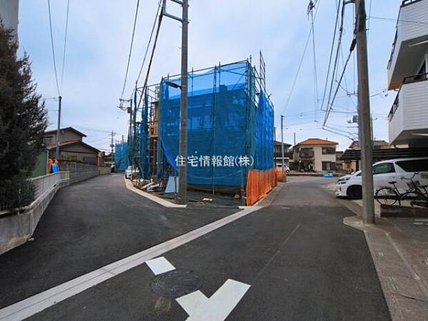 前面道路を含めた現地写真です。