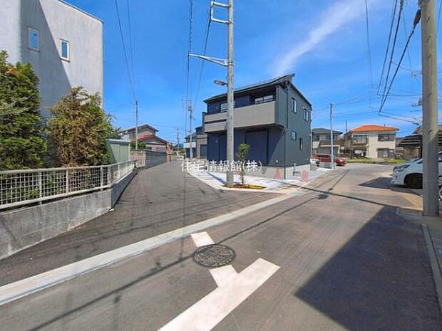 前面道路を含めた現地写真です。