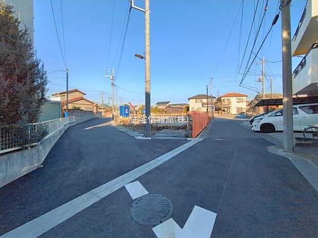 前面道路を含めた現地写真です。