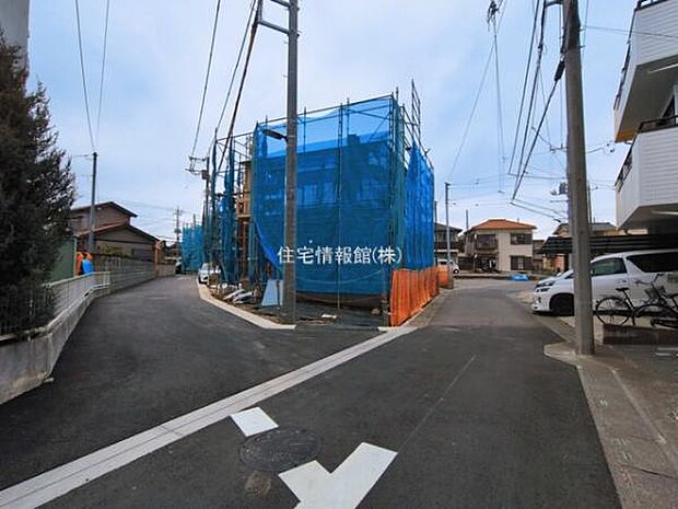 前面道路を含めた現地写真です。