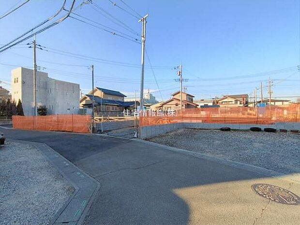 前面道路を含めた現地写真です。