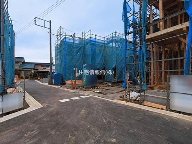 前面道路を含めた現地写真です。