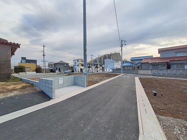 前面道路を含めた現地写真です。