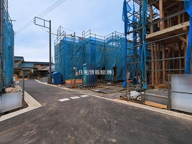 前面道路を含めた現地写真です。