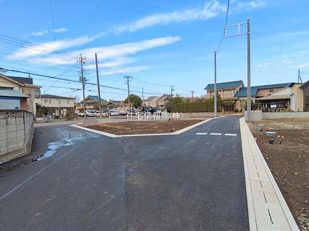 前面道路を含めた現地写真です。