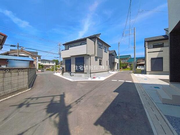前面道路を含めた現地写真です。