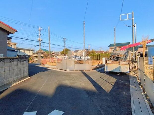 前面道路を含めた現地写真です。