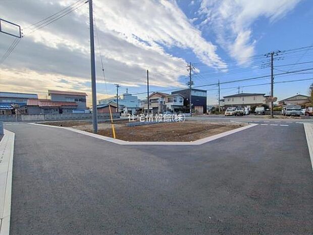 前面道路を含めた現地写真です。