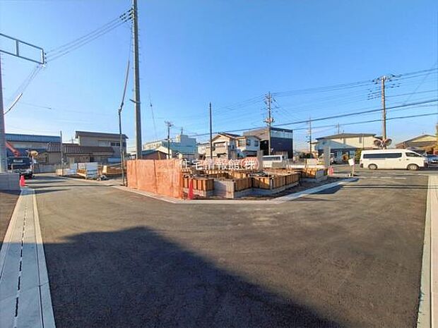 前面道路を含めた現地写真です。