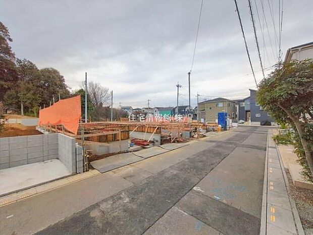 前面道路を含めた現地写真です。