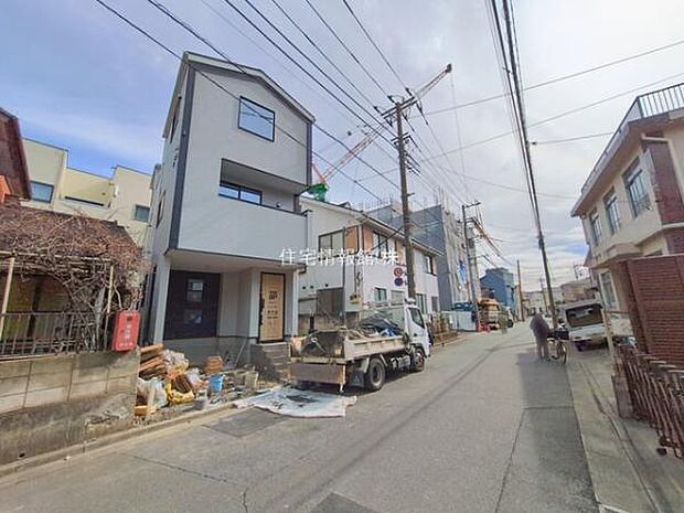 前面道路を含めた現地写真です。