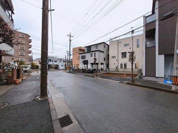 前面道路を含めた現地写真です。