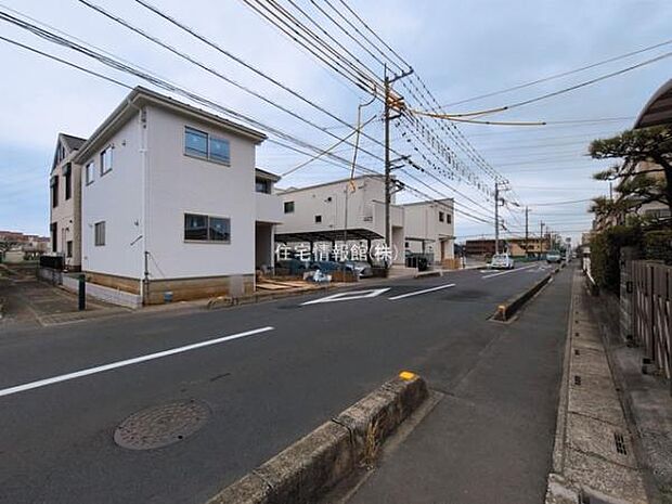 前面道路を含めた現地写真です。