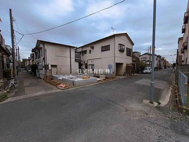 前面道路を含めた現地写真です。